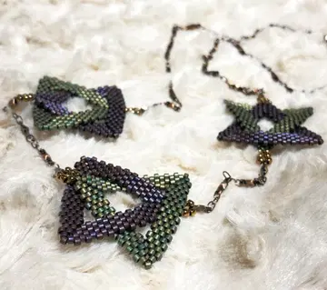 유니크한 삼각형 비즈 목걸이 크리스마스 선물