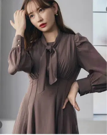 리본 포함 브라운 긴팔 드레스 Her lip to