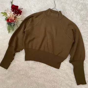 새상품급 [ MURUA/무루아 ] 올리브 그린 하이넥 크롭 스웨터(F