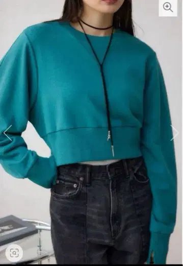 백 디자인 크롭 맨투맨