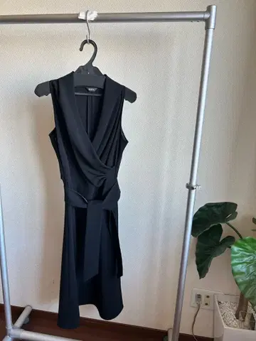 [ 새상품급 ] BOSCH 슬리브리스 블랙 원피스