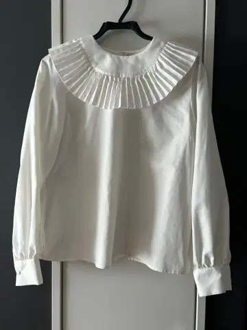 I am i in fact 화이트 플리츠 옷깃 긴팔 셔츠