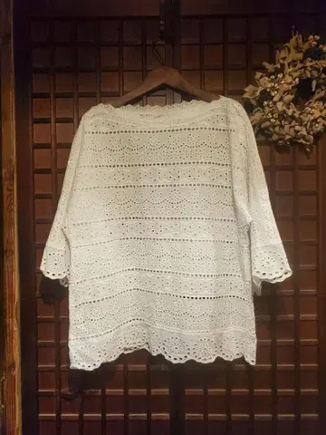 HUG O WaR 컷워크 레이스 블라우스 새상품급