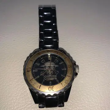 스컬 디자인 블랙 컬러 시계