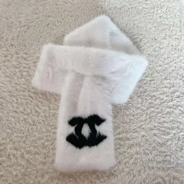 미사용 새상품 화이트 복슬복슬 머플러 CC 코코