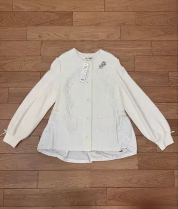 화이트 자수 디자인 상의 미사용 새상품 슈퍼 뷰티 42