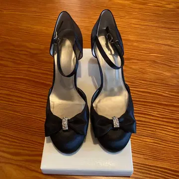 리본 포함 블랙 펌프스