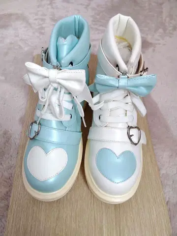 스카이블루와 화이트 하트 디자인 하이컷 스니커즈