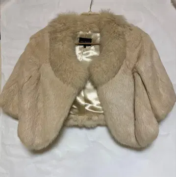 MELROSE 멜로즈 베이지 퍼 숏 사이즈 4