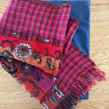 SHIPS 대형 스톨 적자색 체크 자수