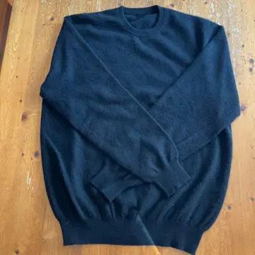 블랙 니트 스웨터와 브라운 베스트 세트