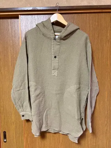 카키 계열 후드 부착 와플 셔츠 상의