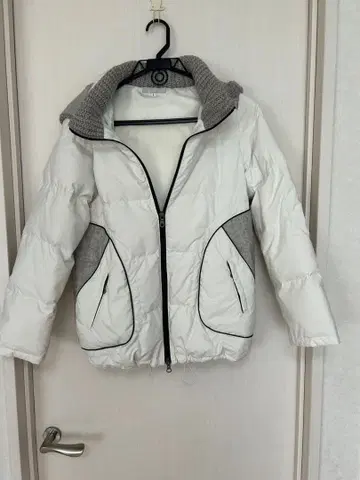 화이트 다운 자켓 후드 부착