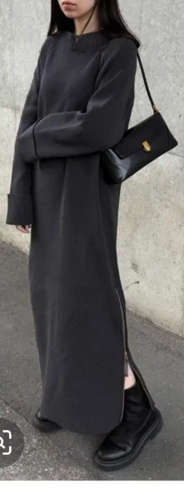 밑단 골드 지퍼 사용 슬릿 니트 원피스