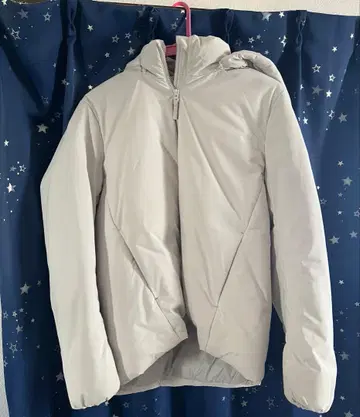 후드 부착 라이트 그레이 다운 자켓