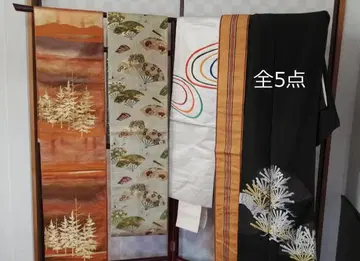 오비 4점과 전통 예복 기모노