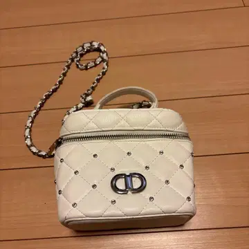 화이트 퀼팅 숄더백