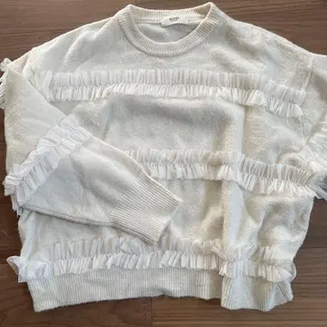 프릴 달린 화이트 니트 스웨터