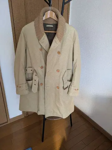 베이지 더블 브레스트 트렌치코트