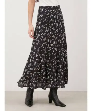Mila Owen 꽃무늬 플레어 스커트 블랙