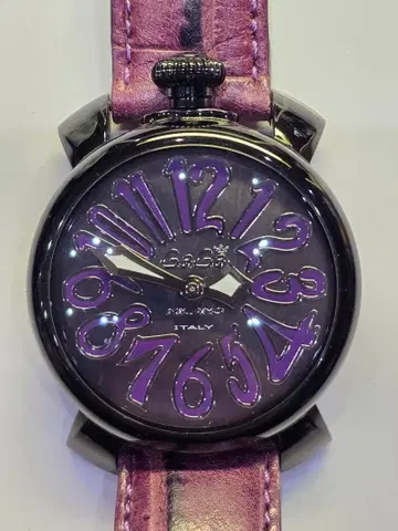 가가밀라노 마누알레 40 이탈리아제 퍼플 숫자 쿼츠 손목시계 중고품