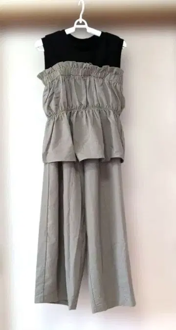 택 포함 새상품 블랙 x 카키 슬리브리스 프릴 팬츠 셋업 프리 사이즈