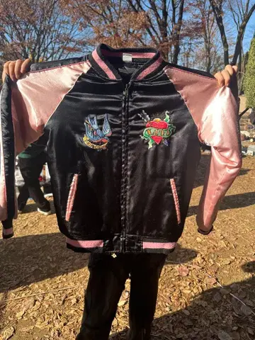 최종 가격 인하! 스카잔 블랙과 핑크 자수 디자인