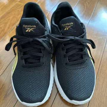 리복 블랙/골드 스니커즈