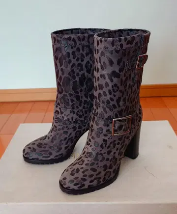 새상품 JIMMY CHOO 미들 부츠 35 1/2