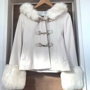 새상품급 CECIL McBEE 퍼 달린 더플 코트