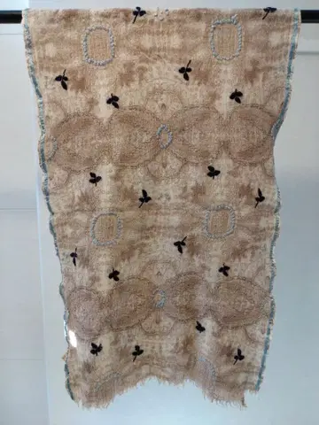 [ Allea 알테아 ] 자수 장식 베이지 스톨