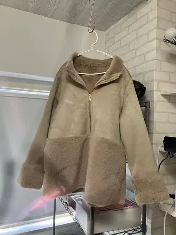 베이지 무스탕풍 자켓 퍼 절개