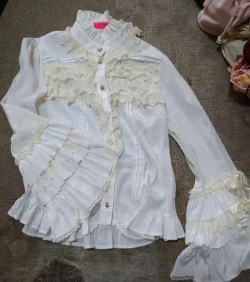 아이보리 레이스 장식 화이트 블라우스