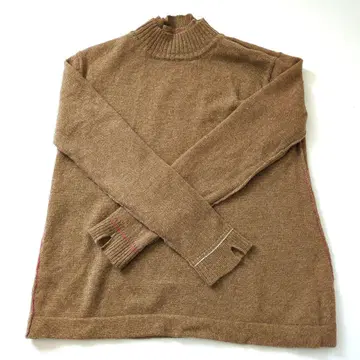 팔라스 팰리스의 이중 옷깃 스웨터