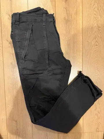 카고 팬츠 블랙 컬러 지퍼 포켓 부착