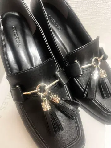 [COCODEAL] 태슬 장식 블랙 로퍼