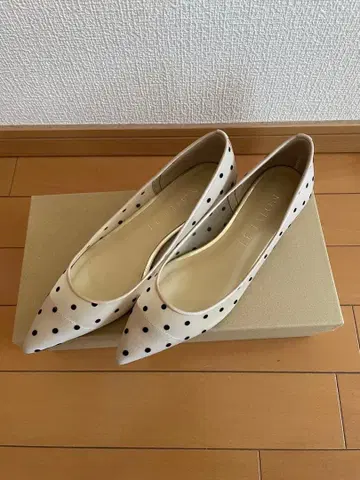 새상품급 르탈론 아이보리 도트 포인티드 플랫슈즈