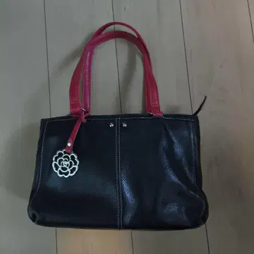 블랙과 빨간색의 가죽풍 핸드백