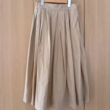 사만사 모스모스 베이지 무릎 기장 플리츠 스커트