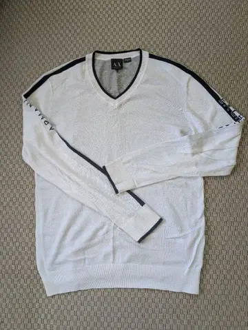 Armani Exchange 화이트 V넥 니트