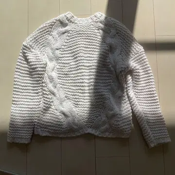 화이트 케이블 짜임 니트 스웨터 긴팔