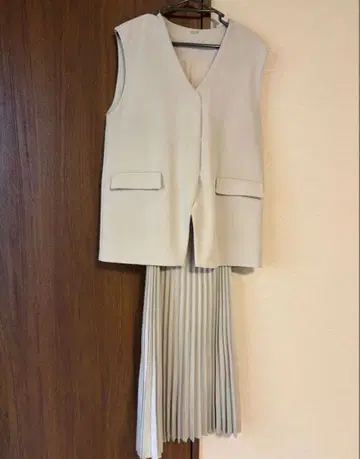 [미라 오웬] 베이지 슬리브리스 베스트 플리츠 스커트 셋업