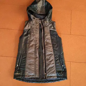 언더아머 STORM2 후드 부착 베스트 SM