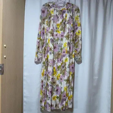 새상품급 꽃무늬 롱 슬리브 원피스 4~5회 착용 면 100% 촉감 좋음