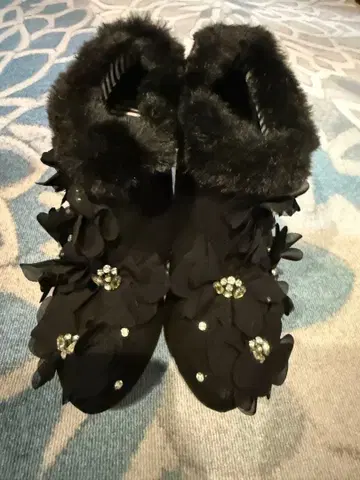 퍼 장식 블랙 어그 부츠 꽃 장식