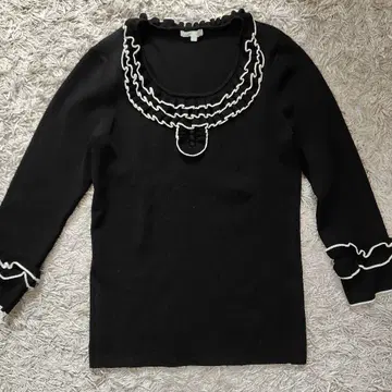 프릴 달린 블랙 긴팔 상의