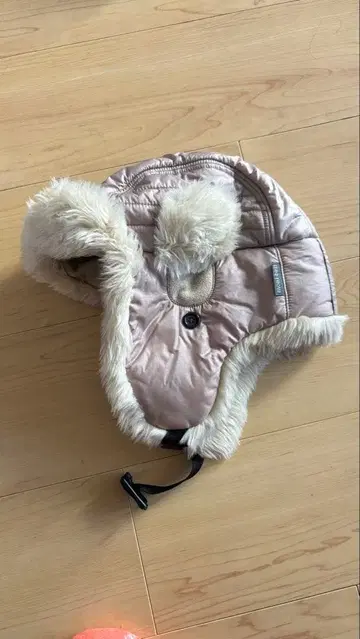 베이지 퍼 플라이트 캡