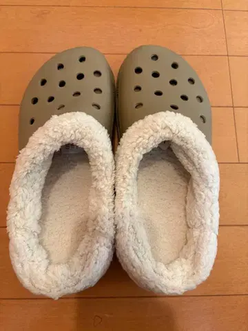 크록스 올리브 그린 퍼 내부 M6/W8