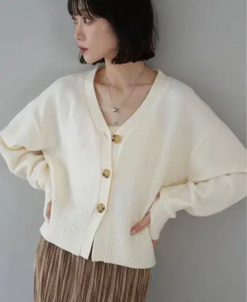 새상품급 lumier 아이보리 V넥 니트 가디건