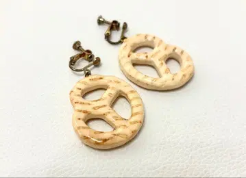 프레첼 수지 귀찌